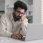थकान और विटामिन बी12 की कमी से परेशान व्यक्ति