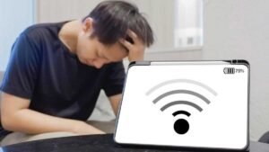 WiFi राउटर की सिक्योरिटी सेटिंग चेक करता यूजर।