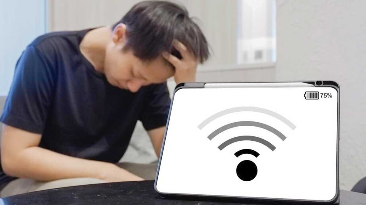 WiFi राउटर की सिक्योरिटी सेटिंग चेक करता यूजर।
