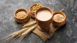 गर्मी में सत्तू का शरबत पीता व्यक्ति