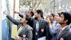 CBSE री-वैल्यूएशन 2026 के लिए आवेदन करते छात्र