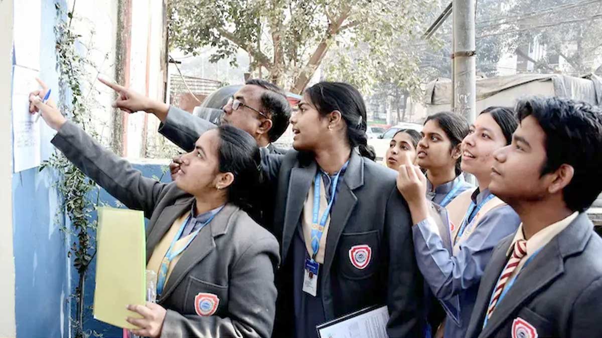 CBSE री-वैल्यूएशन 2026 के लिए आवेदन करते छात्र