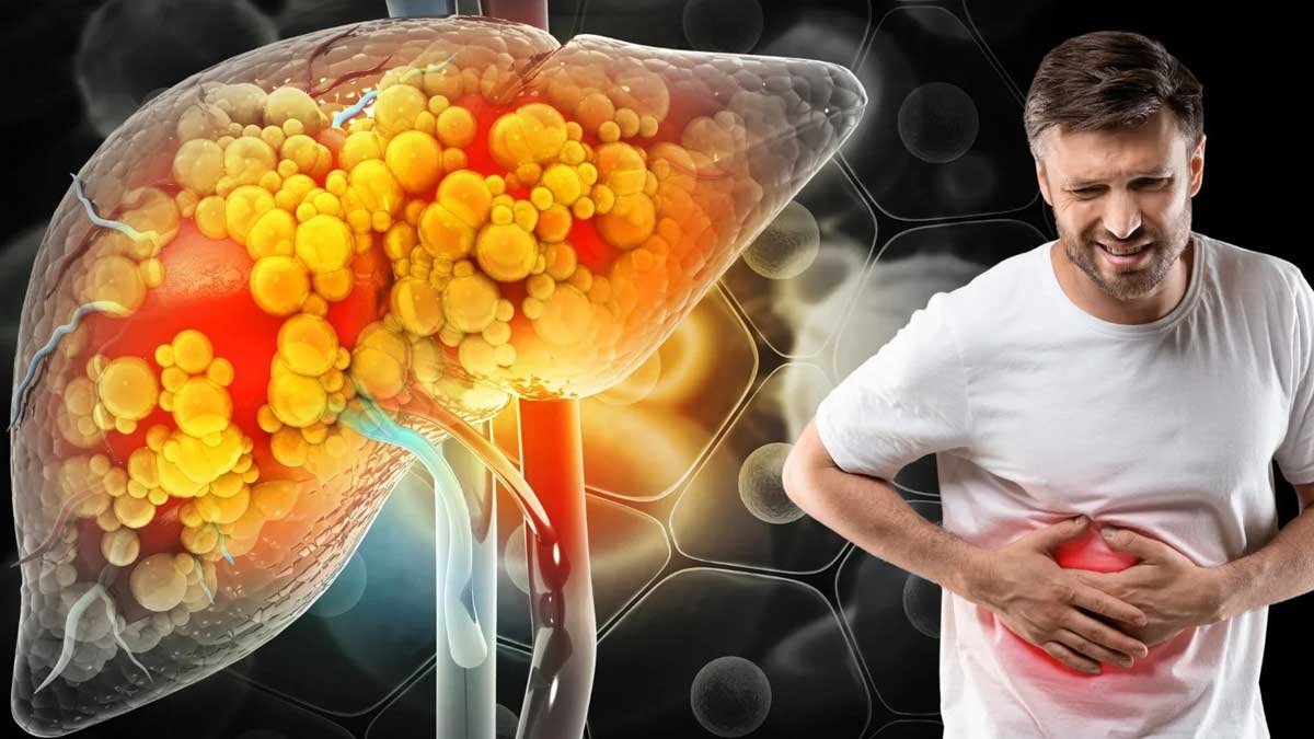 फैटी लिवर के लिए सुबह गुनगुना पानी पीता व्यक्ति