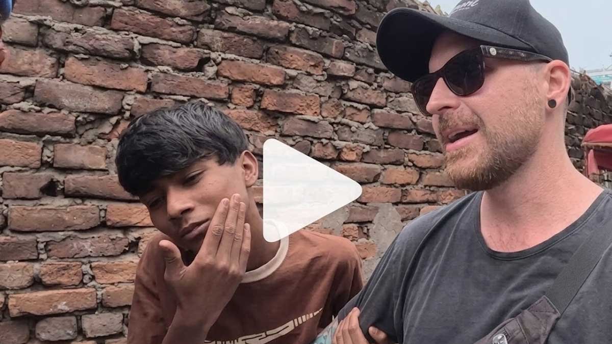 कोलकाता में विदेशी टूरिस्ट Marco Roams के साथ बदसलूकी का वायरल वीडियो