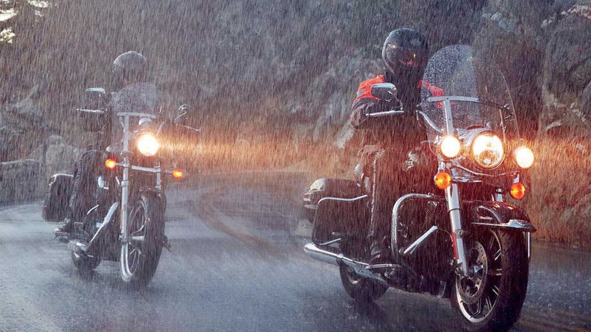 बारिश से पहले बाइक की जांच करते हुए राइडर