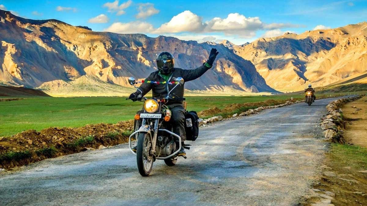 मोटरसाइकिल से पहाड़ी रास्ते पर सफर करता राइडर