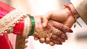 Wedding SIP के जरिए शादी के लिए बचत और निवेश की योजना बनाते युवा जोड़ा