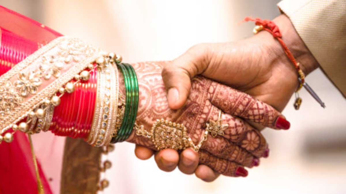 Wedding SIP के जरिए शादी के लिए बचत और निवेश की योजना बनाते युवा जोड़ा
